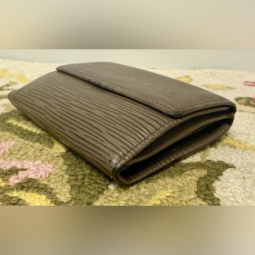 Unisex LOUIS VUITTON Vintage Epi-Leather Elise Tri-Fold Compact Wallet - Taupe - Picture 4 of 16